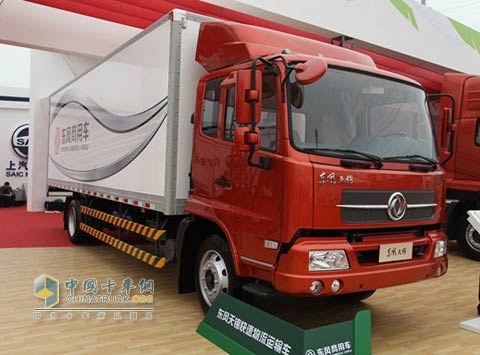 4月24日，北京国际车展上展出的东风天锦快速物流运输车