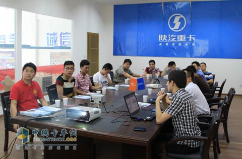 陕汽工作人员向经销商和物流企业介绍陕汽天行健的销售政策和产品功能
