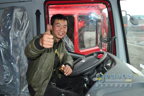 山东李师傅称赞陕汽德龙M3000轻量化重卡