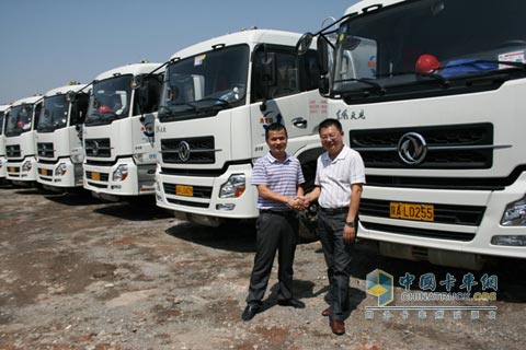 营销将士为客户交车