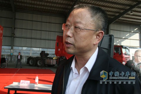 重汽集团副总经理于有德接受记者采访