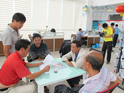 客户正在贵州昊诚签订购车合同