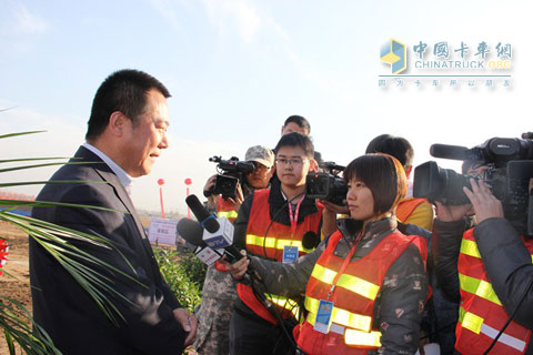 众多媒体采访陕汽集团党委副书记 刘金平