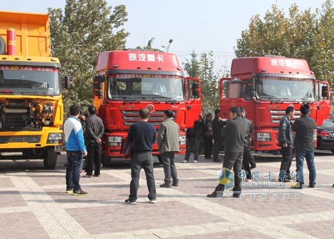 用户纷纷驻足参观现场展示的样车