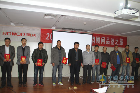 福田汽车工程车事业部营销公司副总经理谢炳富为用户颁发行销顾问聘书