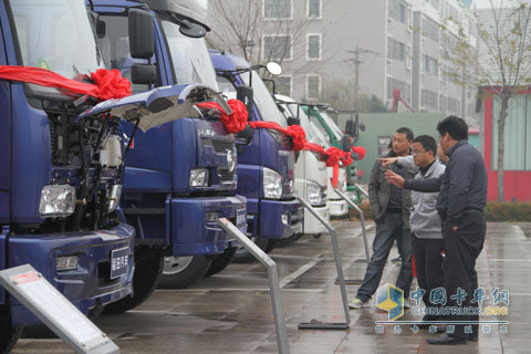 用户对福田汽车工程车新车进行品鉴