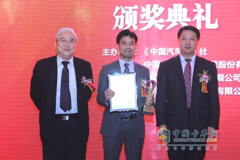沃尔沃卡车公司大中国区副总裁钟佑皓先生上台领奖
