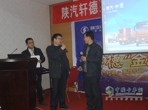 陕汽商用车党委书记李虎平先生亲自为用户介绍陕汽·轩德6系产品