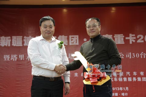 交付30辆北奔重卡LNG牵引车钥匙
