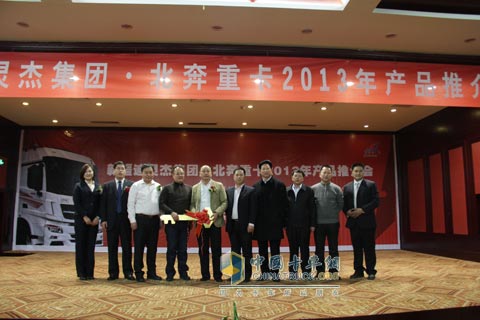经销商和用户代表合影留念