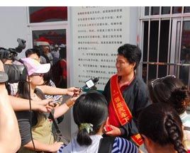 刘银行：领取汽车下乡现金补贴第一人