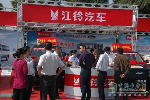 观众在江铃汽车展位观看并咨询