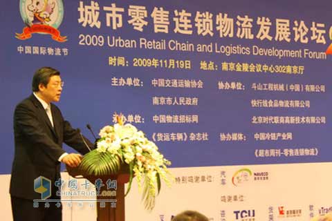南京依维柯副总经理销售公司总经理傅利国在发表演讲